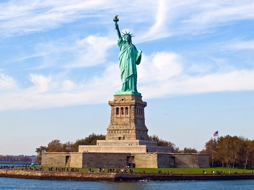 Tượng Nữ thần Tự do là một tác phẩm điêu khắc theo phong cách tân cổ điển với kích thước cực lớn, đặt trên Đảo Liberty tại cảng New York. Tác phẩm này do kiến trúc sư Frederic Bartholdi thiết kế và được khánh thành vào ngày 28.10.1886. Đây là tặng vật của nhân dân Pháp gửi nước Mỹ.